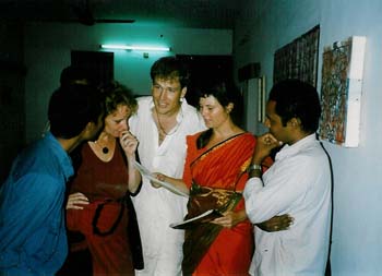 Opening ICCD expositie v.l.n.r. Indiase kunstenaar Camiela Warringa Harmen van der tuin Ineke van Harten Indiase kunstenaar 1997